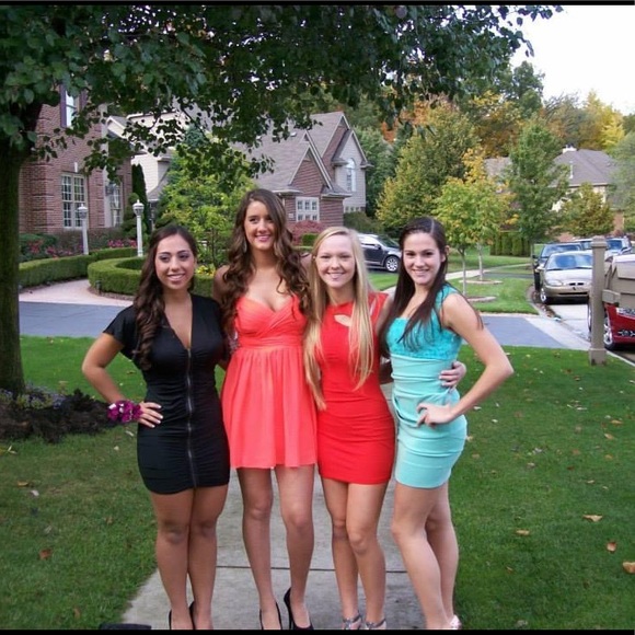 Tight Cut Out Bebe Dress - Picture 3 of 4